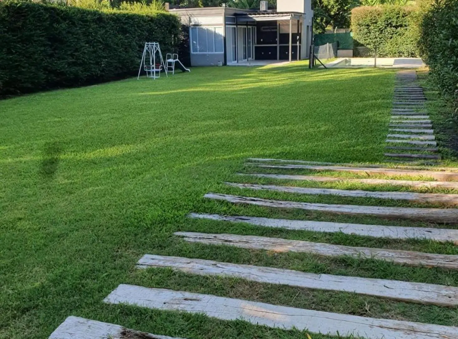 TERRENO EN VENTA EN FUNES CON QUINCHO Y PILETA 3