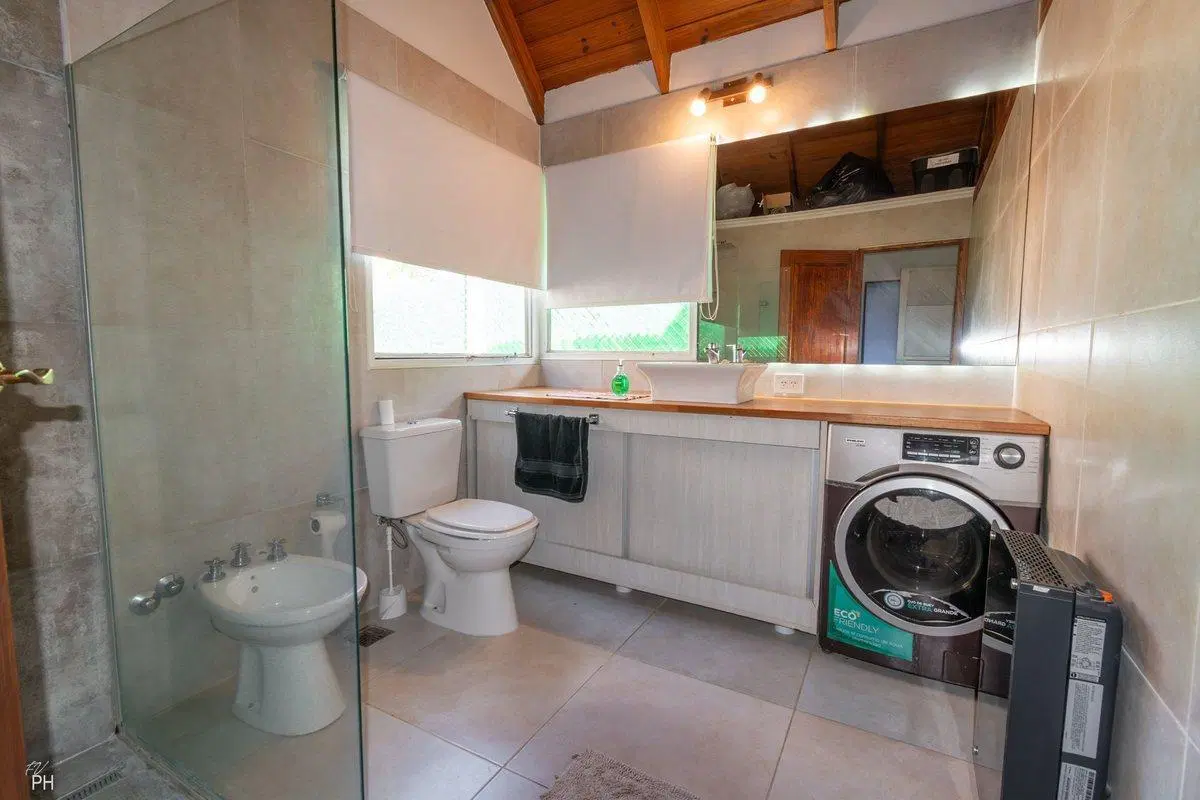CASA EN VENTA 4 DORMITORIOS, PILETA Y COCHERA 2