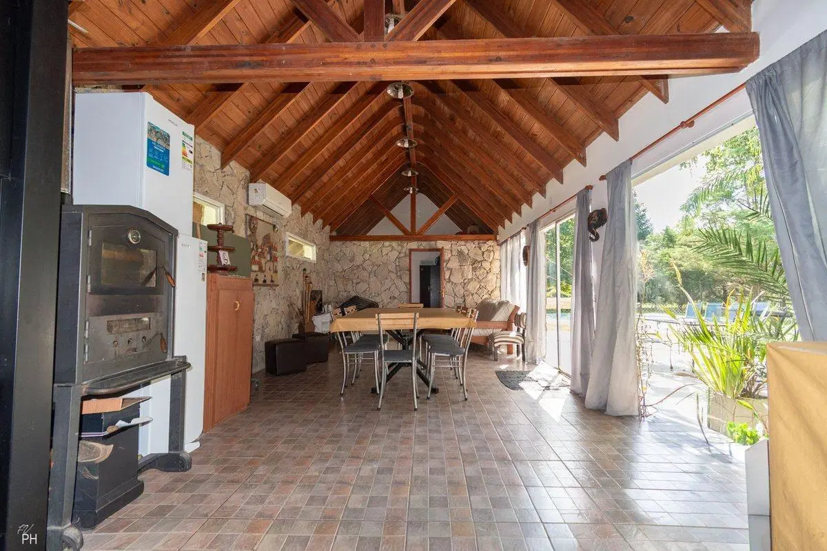 CASA EN VENTA 4 DORMITORIOS, PILETA Y COCHERA 5