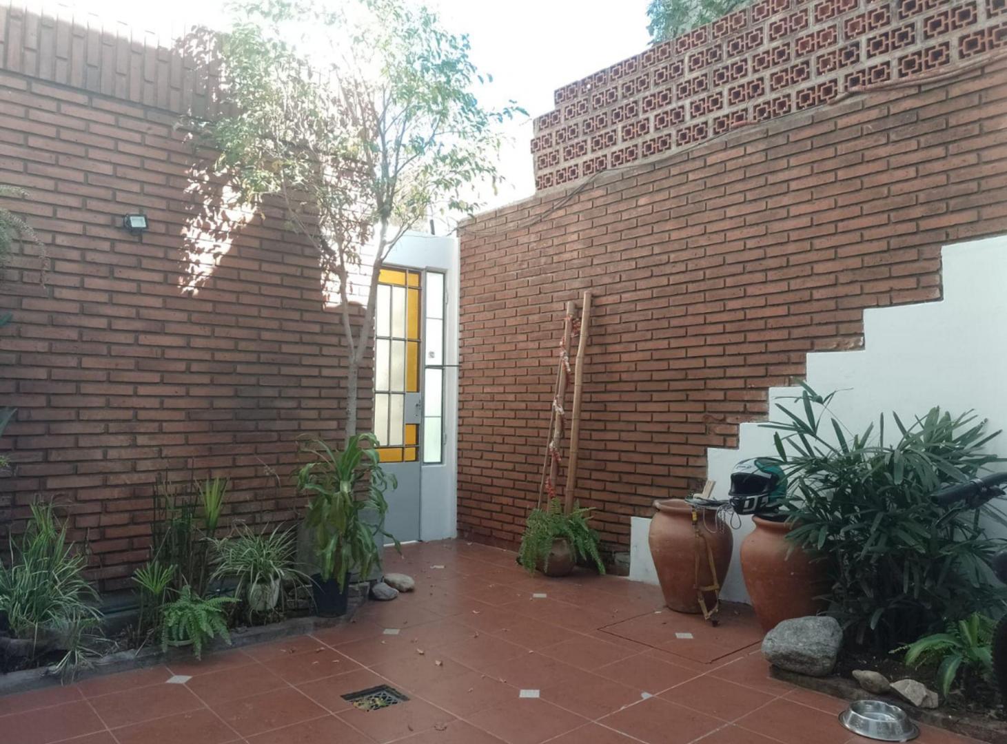 VENTA CASA INTERNA PASILLO 4 DORMITORIOS ARROYITO