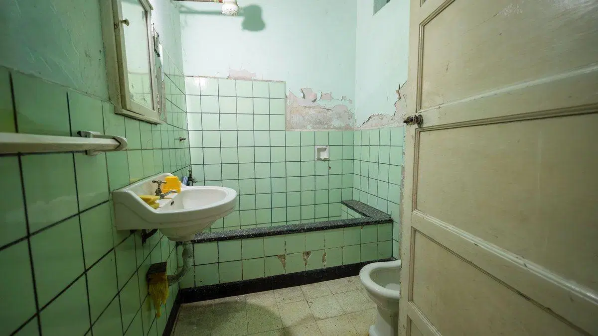 CASA TRES DORMITORIOS A RECICLAR  B°. INDUSTRIAL 5