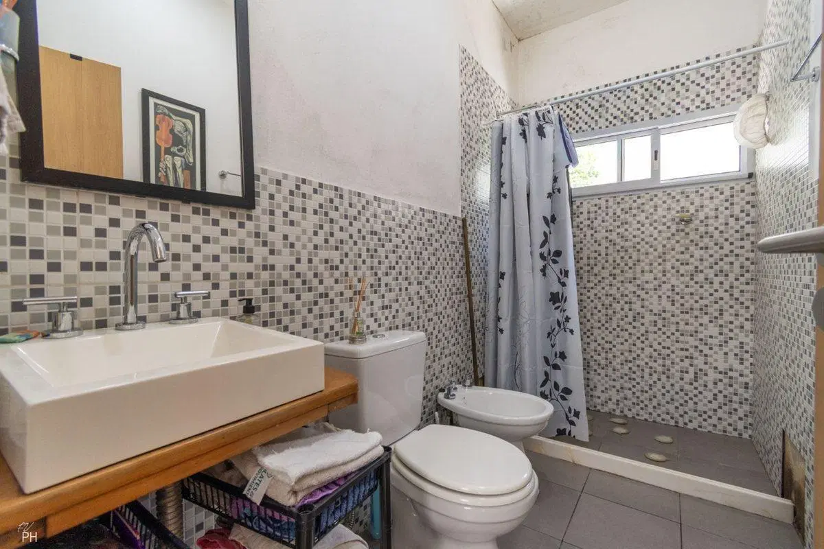 VENTA CASA DE PASILLO, DOS DORMITORIO, B° LA SEXTA 5