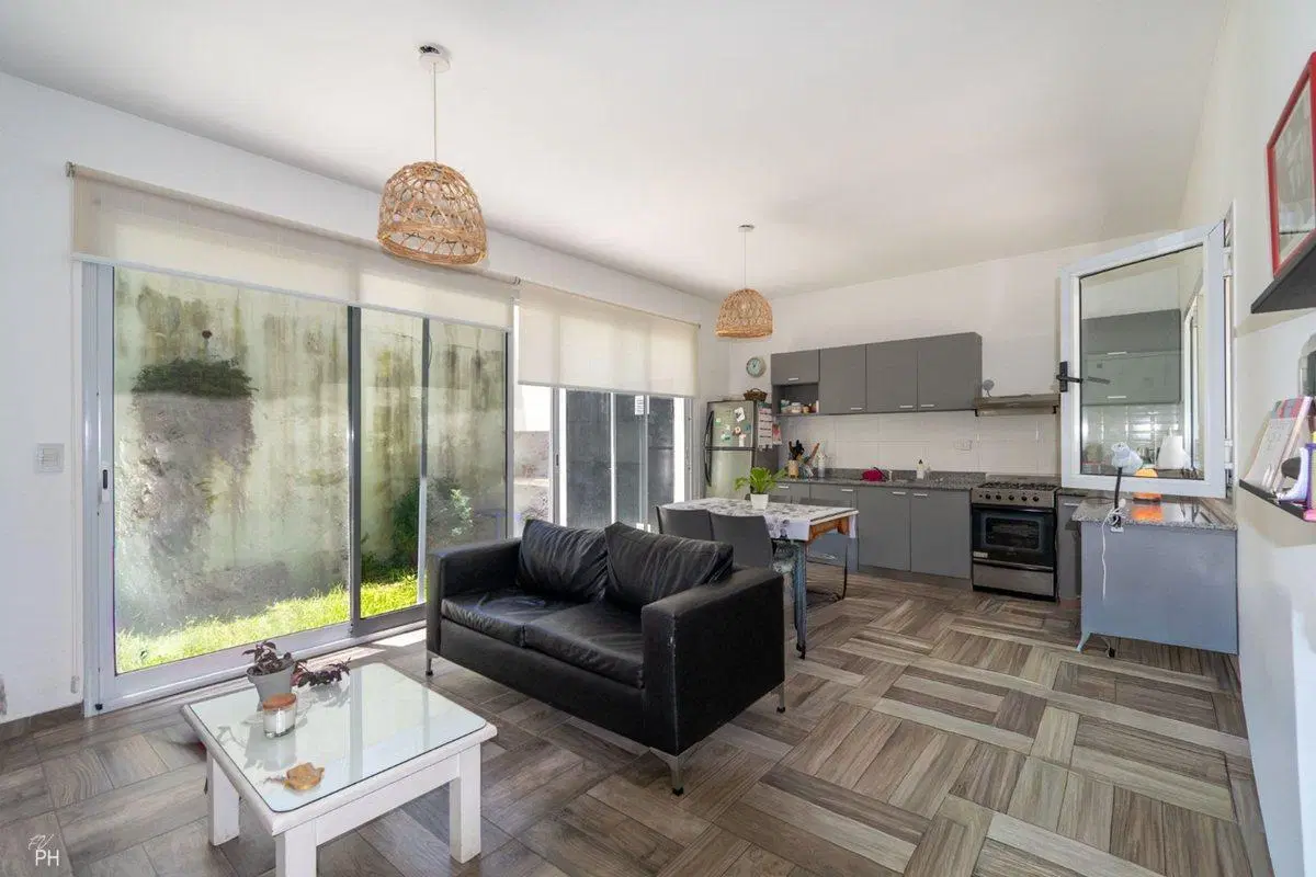 VENTA CASA DE PASILLO, DOS DORMITORIO, B° LA SEXTA 2