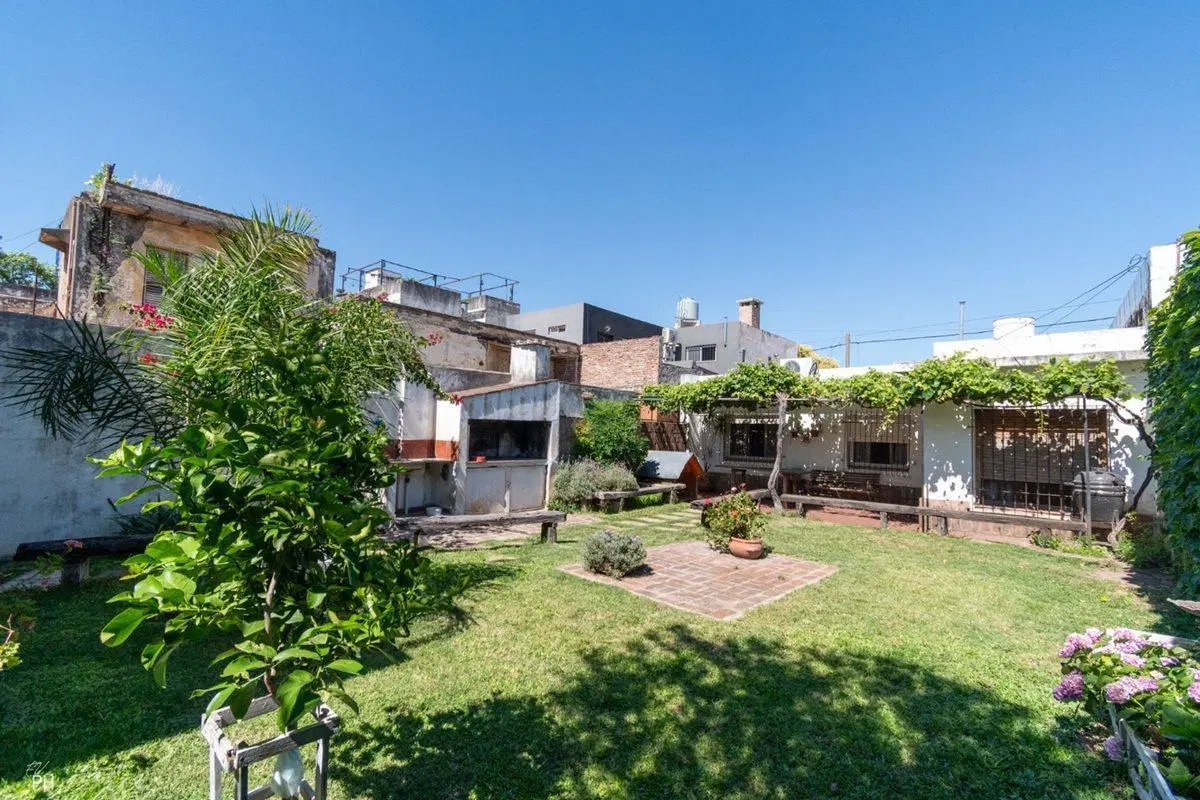 VENTA CASA-TRES DORMITORIOS CON JARDIN -TIRO SUIZO 2