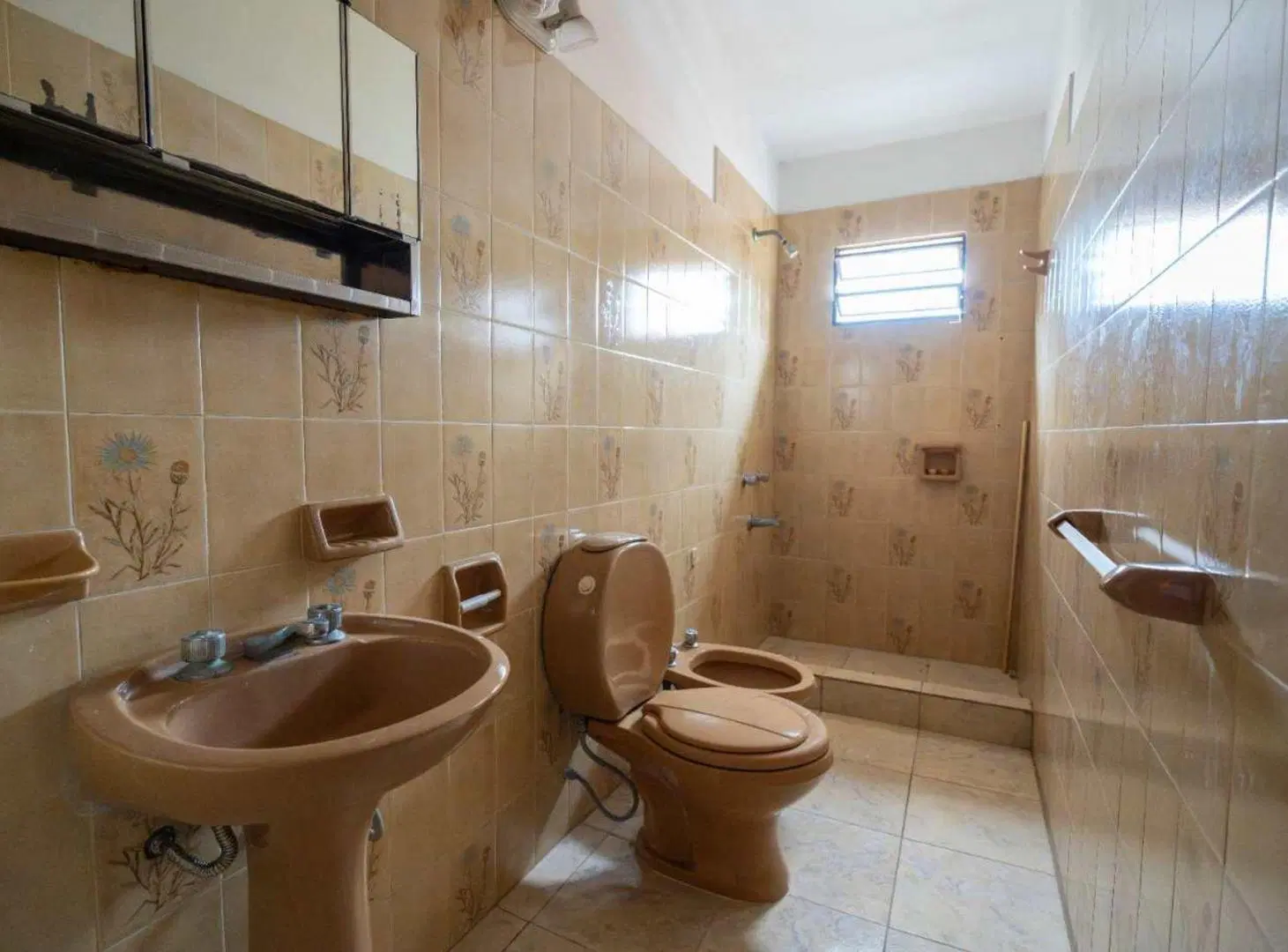 EN VENTA CASA MÁS LOCAL AL FRENTE EN FISHERTON 5