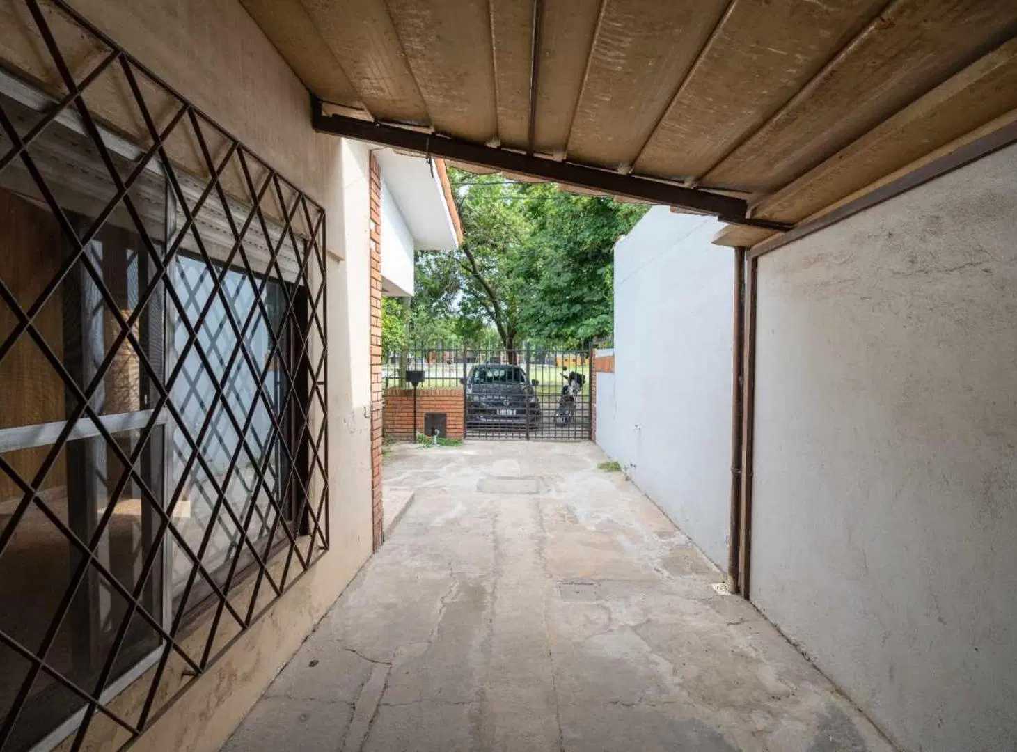 EN VENTA CASA MÁS LOCAL AL FRENTE EN FISHERTON 2