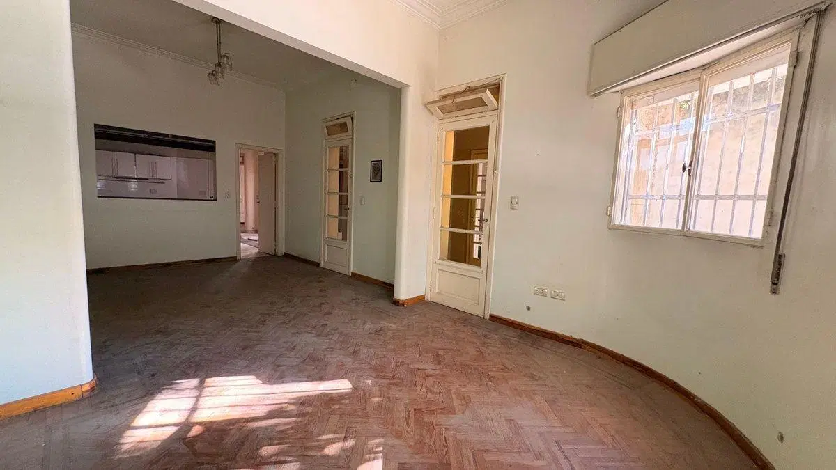 CASA EN VENTA 6 DORMITORIOS COCHERA ABASTO 2