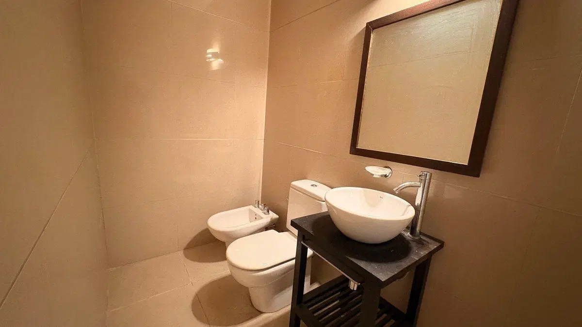CASA EN VENTA 6 DORMITORIOS COCHERA ABASTO 5