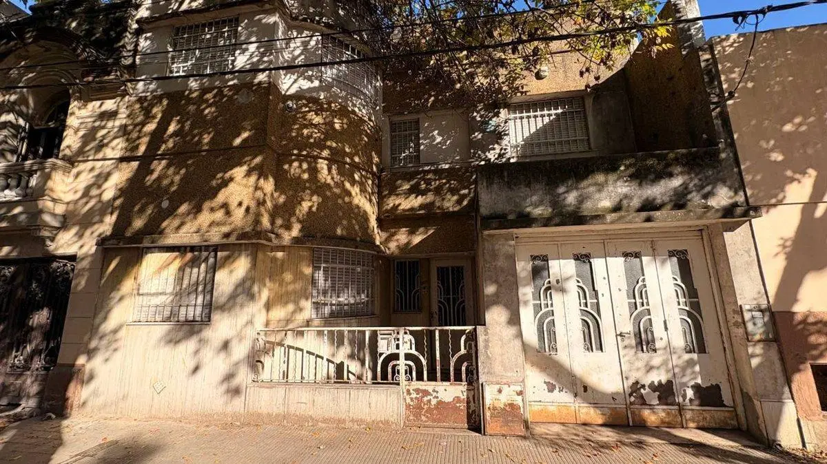 CASA EN VENTA 6 DORMITORIOS COCHERA ABASTO 4