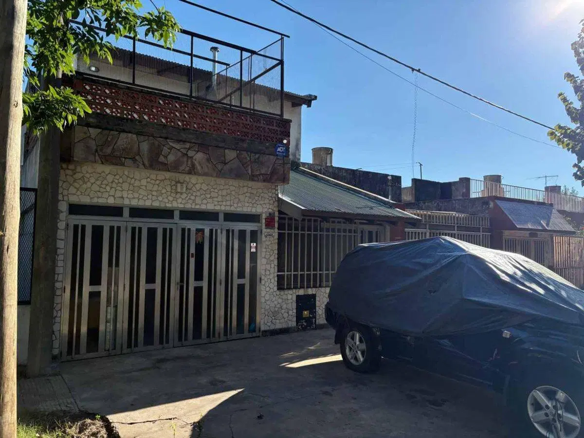 CASA EN VENTA DIVIDIBLE, 3 DORMITORIOS, PATIO 2