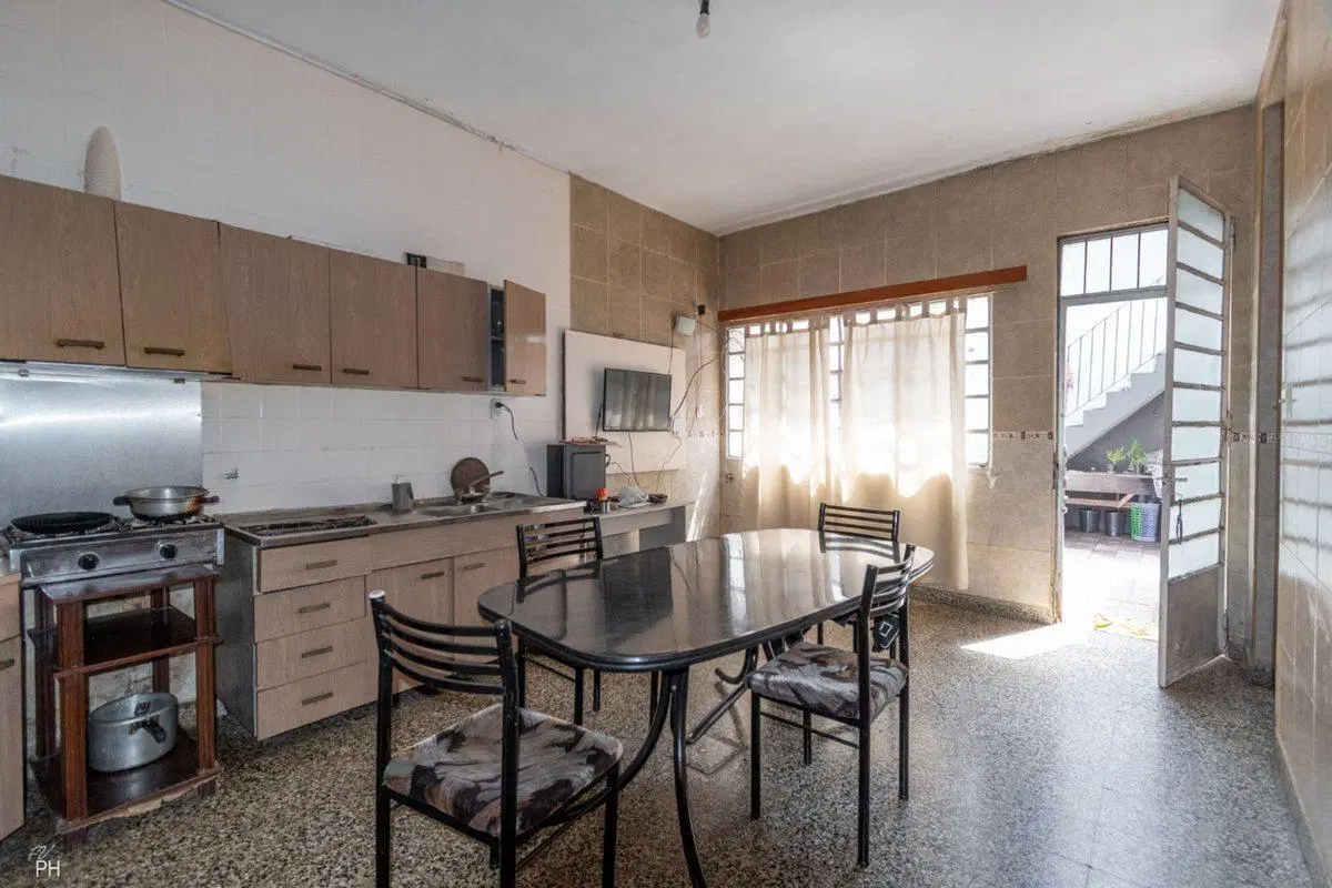 CASA DE CUATRO DORM Y COCHERA EN B. R. DE LA SEXTA 5