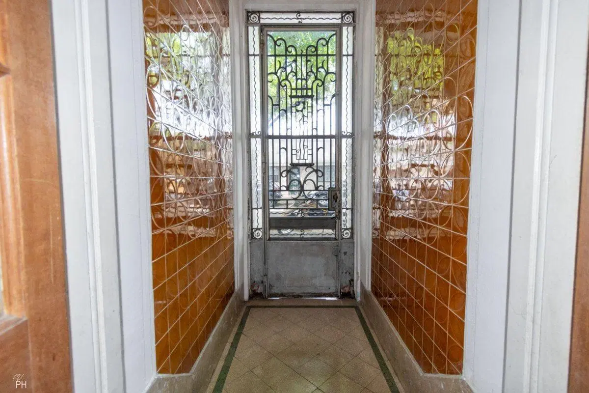 CASA DE CUATRO DORM Y COCHERA EN B. R. DE LA SEXTA 3