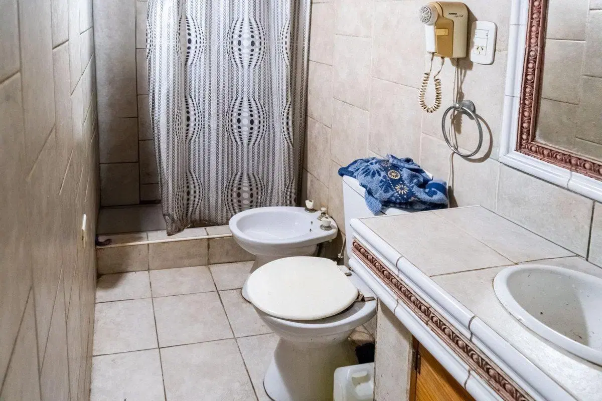 CASA EN VENTA 3 DORMITORIOS CON PILETA ARROYITO 8
