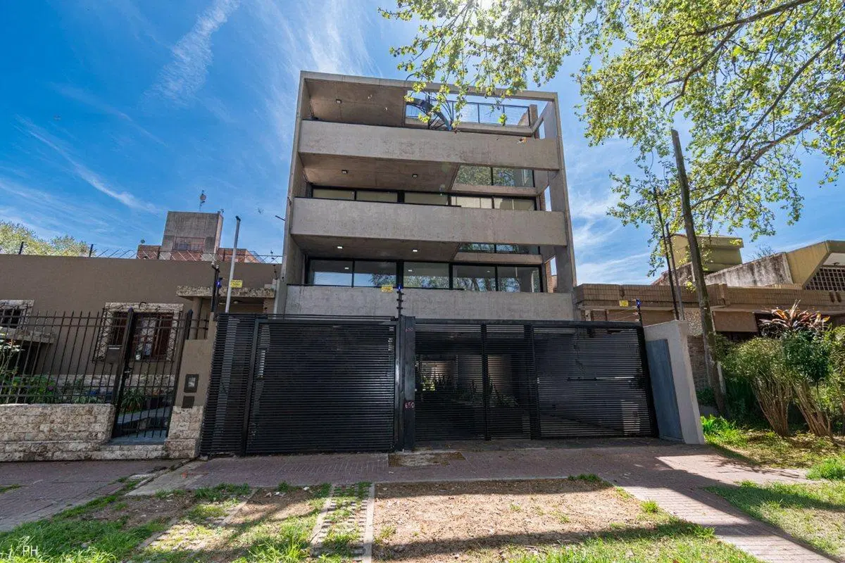 MONOAMBIENTE EN VENTA CON COCHERA EN ALBERDI 8