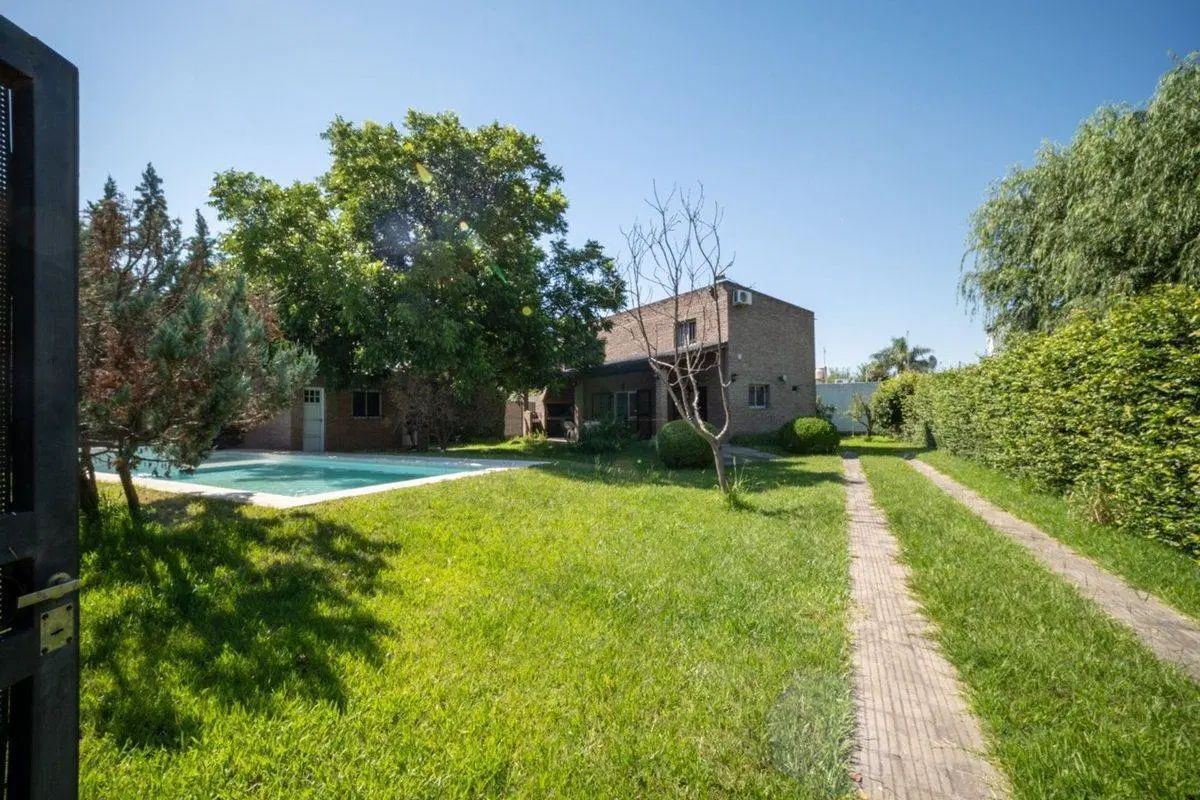 CASA EN VENTA EN GENERAL LAGOS CON PILETA 3