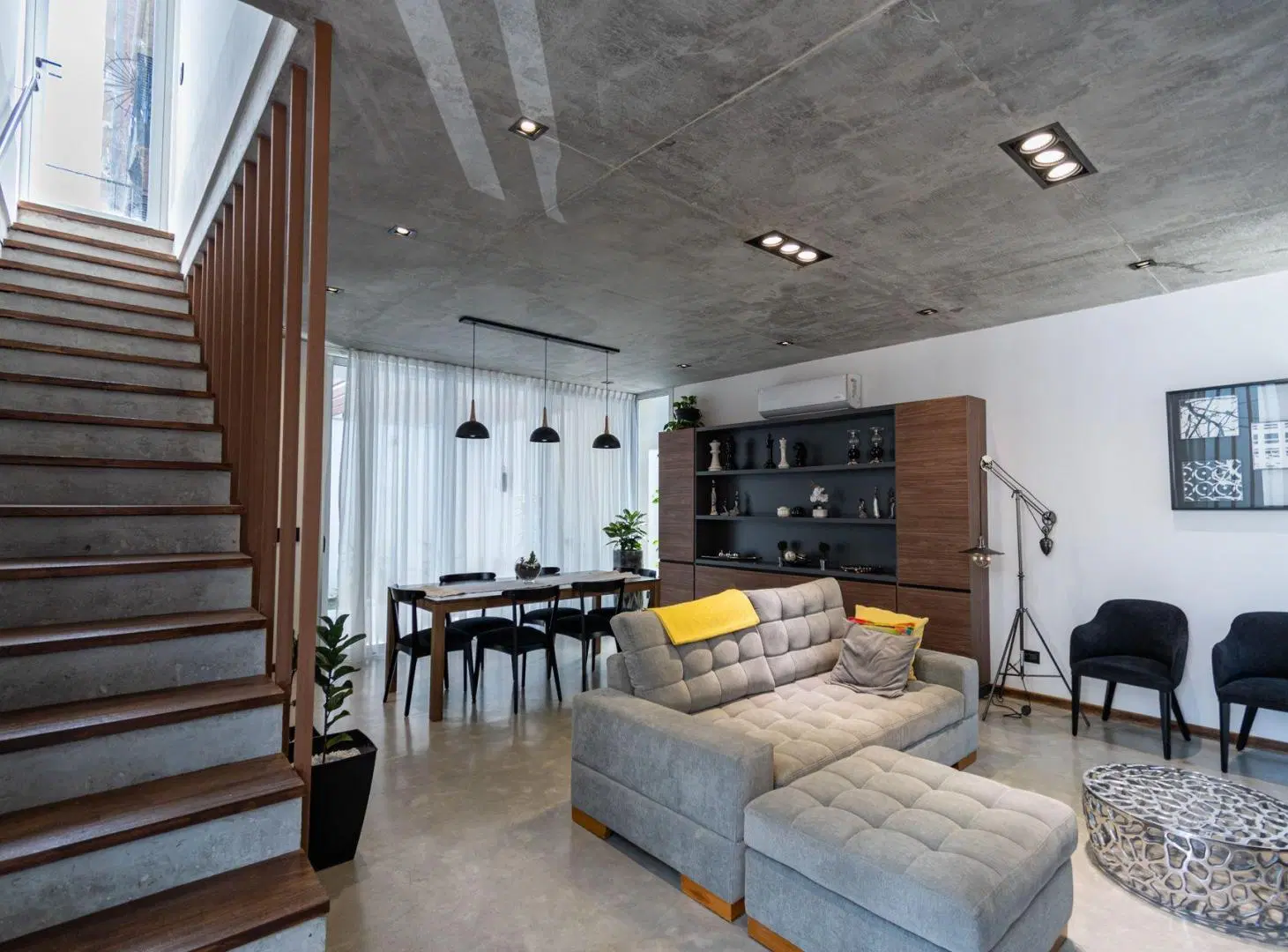 CASA EN VENTA 2 DORM CON PILETA Y COCHERA 2