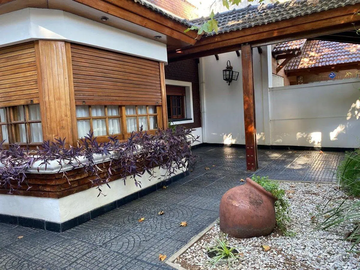 CASA 3 DORMITORIOS EN VENTA ALBERDI 3