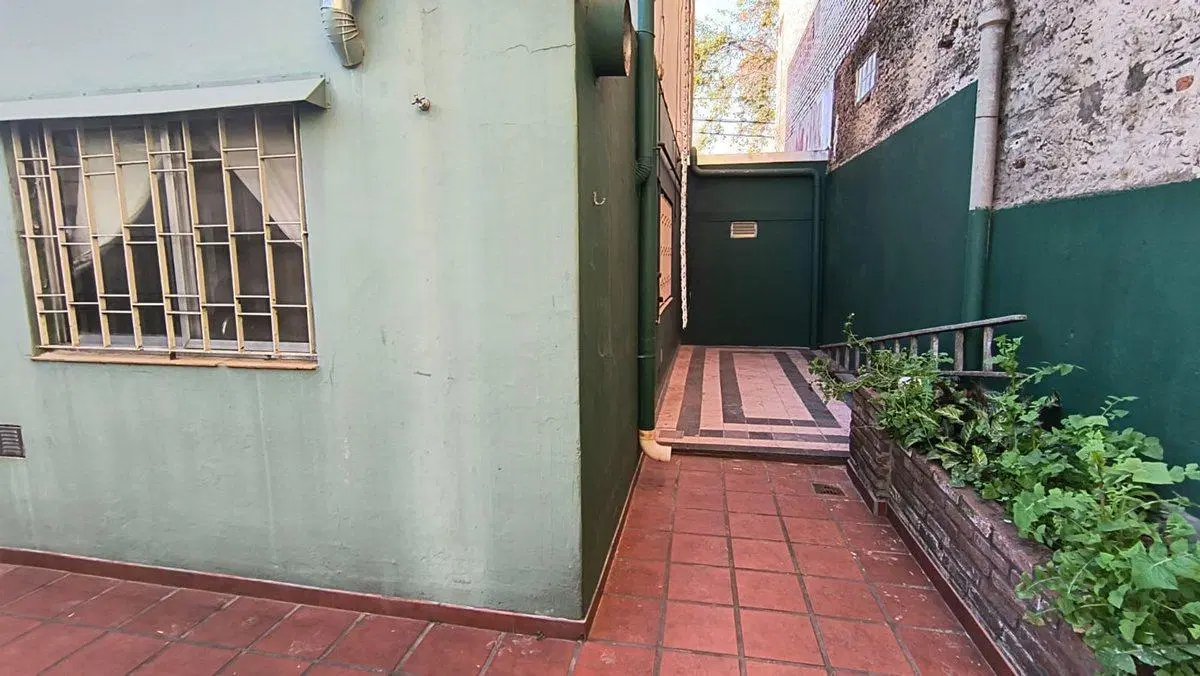 VENTA CASA TRES DORMITORIOS COCHERA Y JARDIN 2