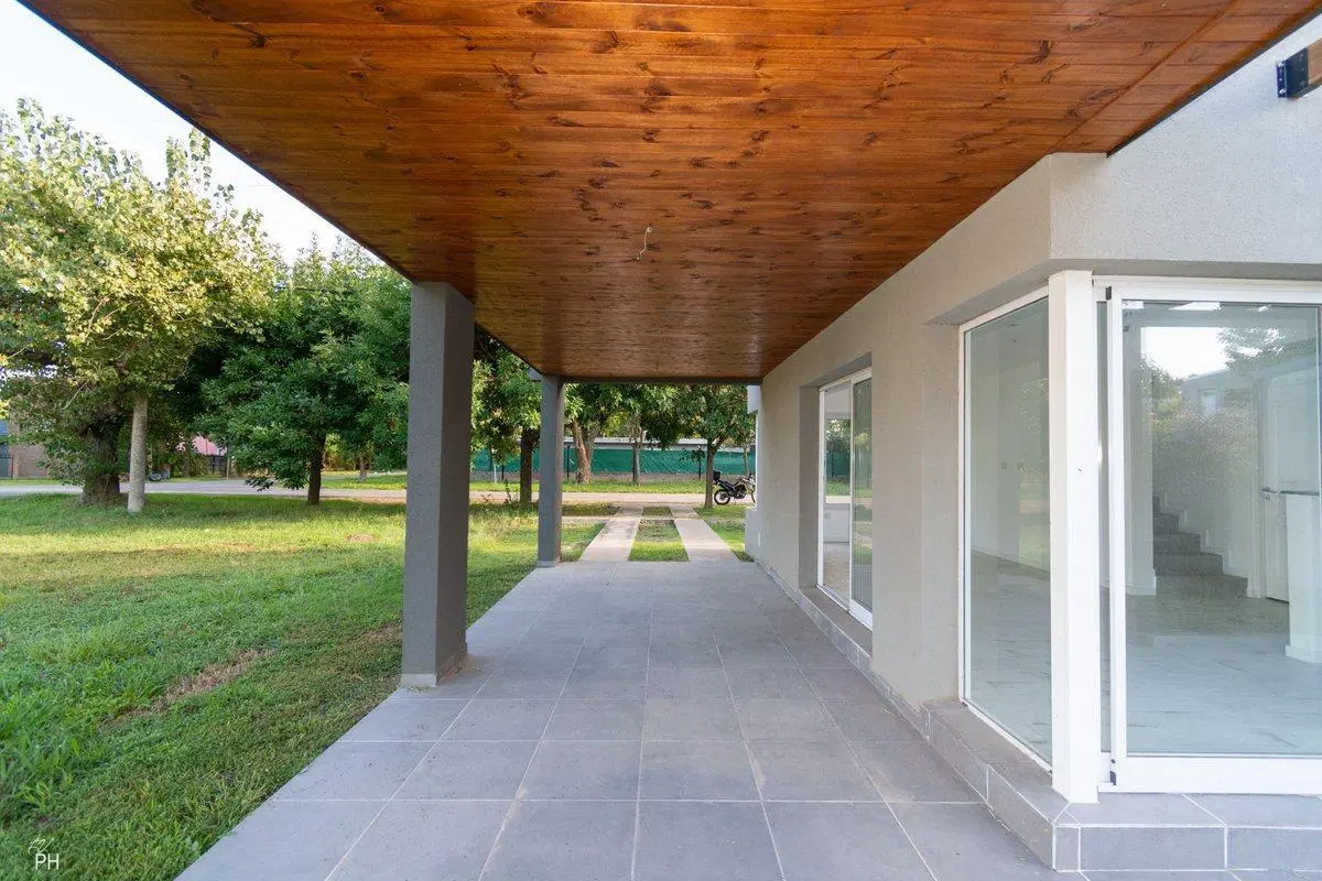 VENTA CASA 2 DORMITORIOS Y JARDÍN FUNES A ESTRENAR 2