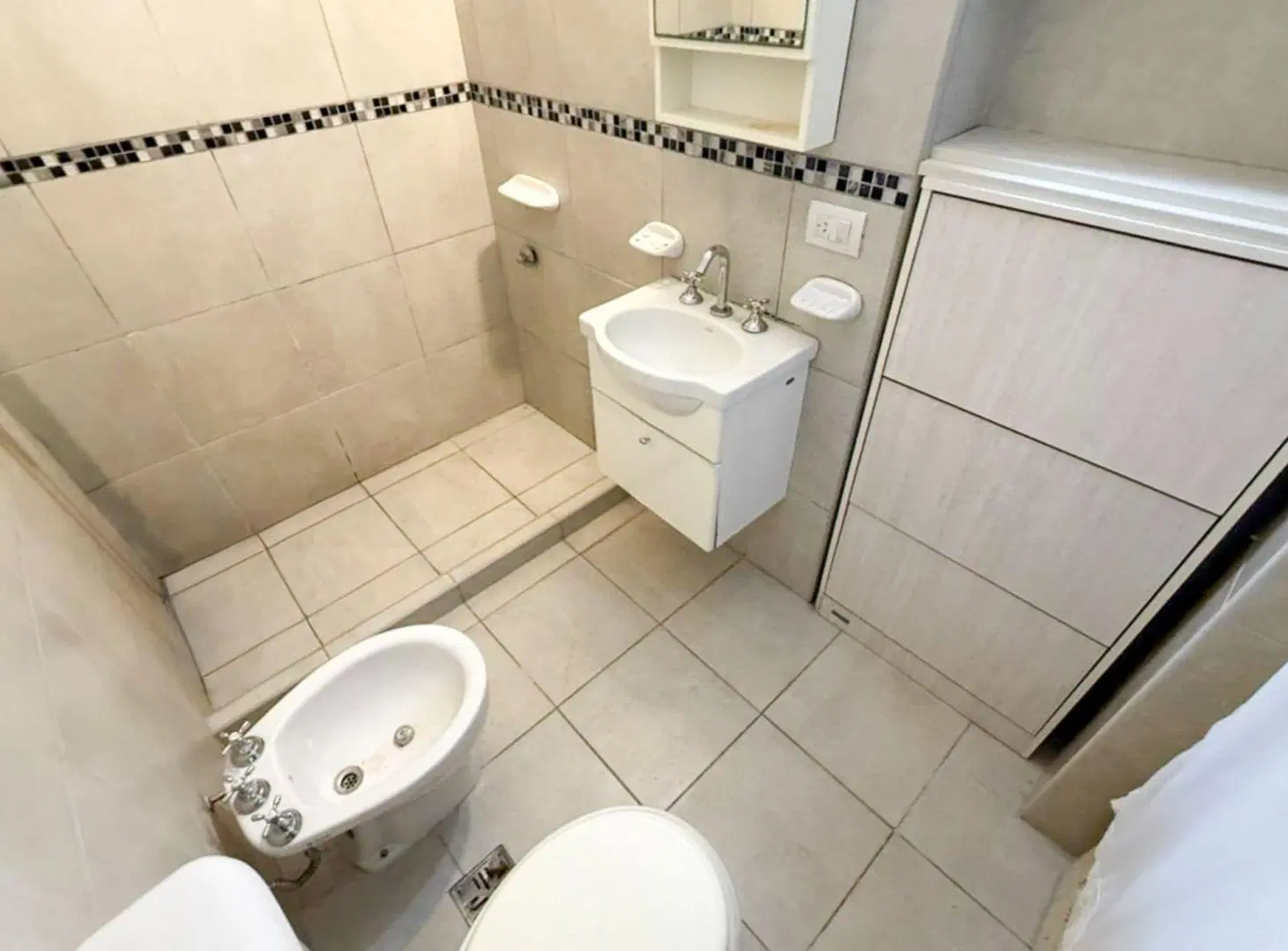 VENTA - PASILLO UNICO EN VENTA DE 3 DORMITORIOS 5