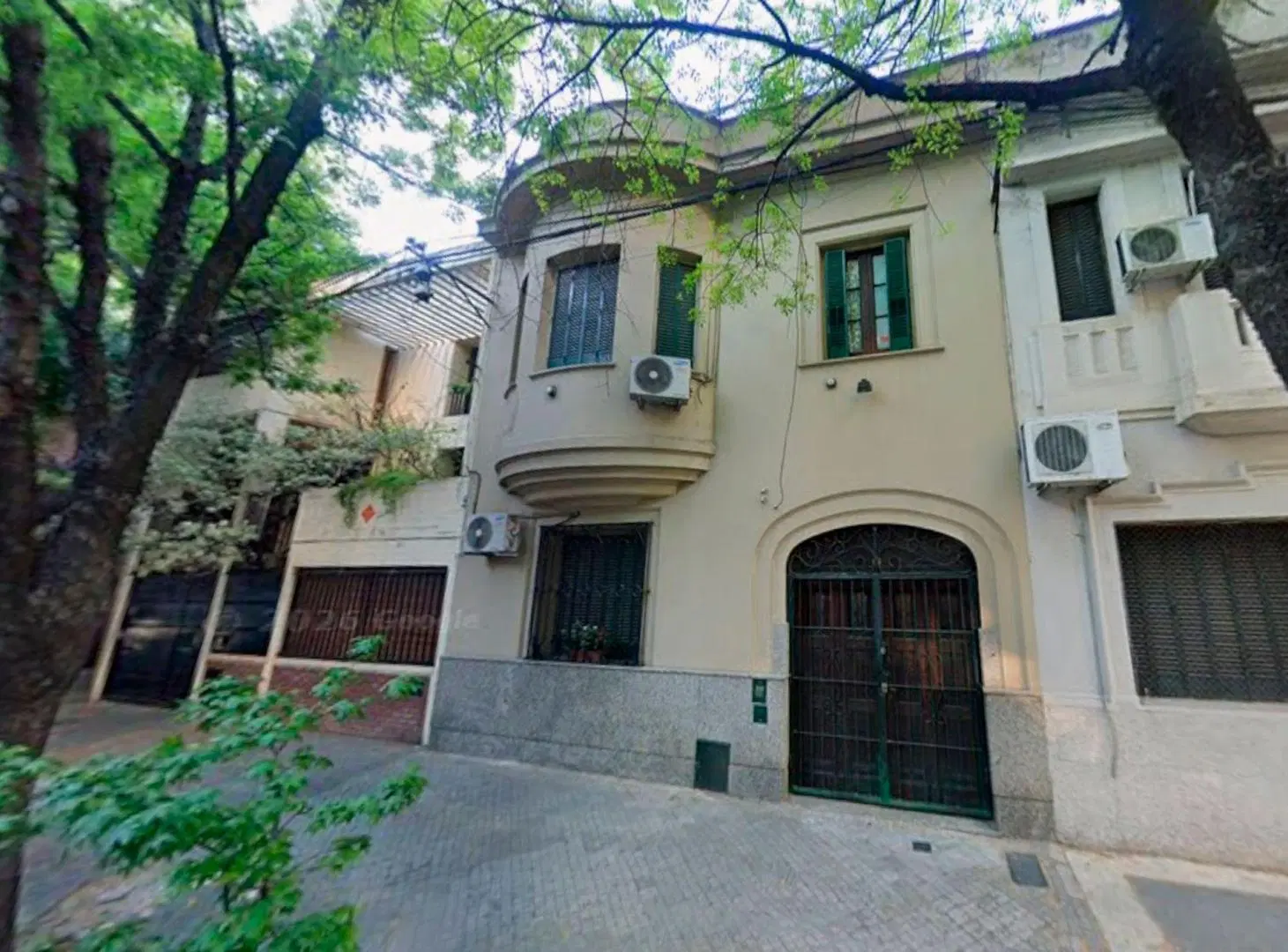 CASA EN VENTA 5 DORM. CON PATIO BARRIO LOURDES 2