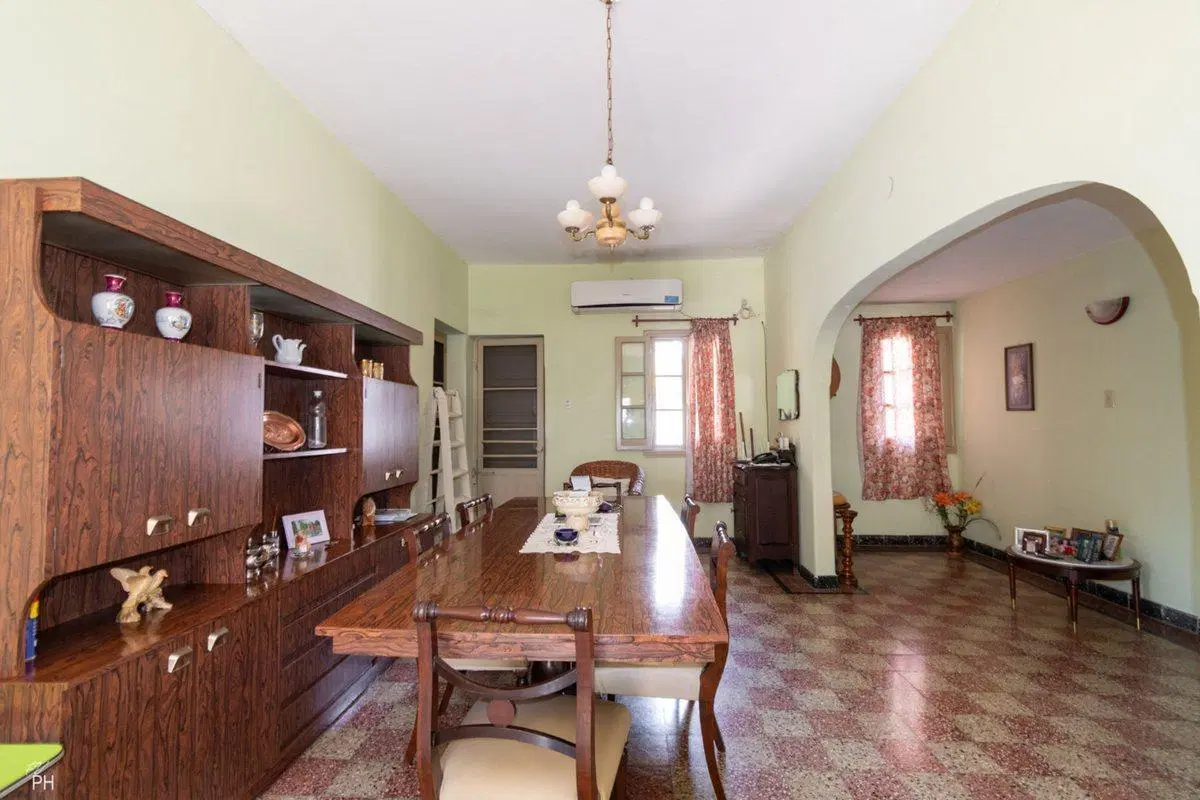 CASA CON LOCAL Y CONSTRUCCIÓN EN VENTA B. LARREA 8