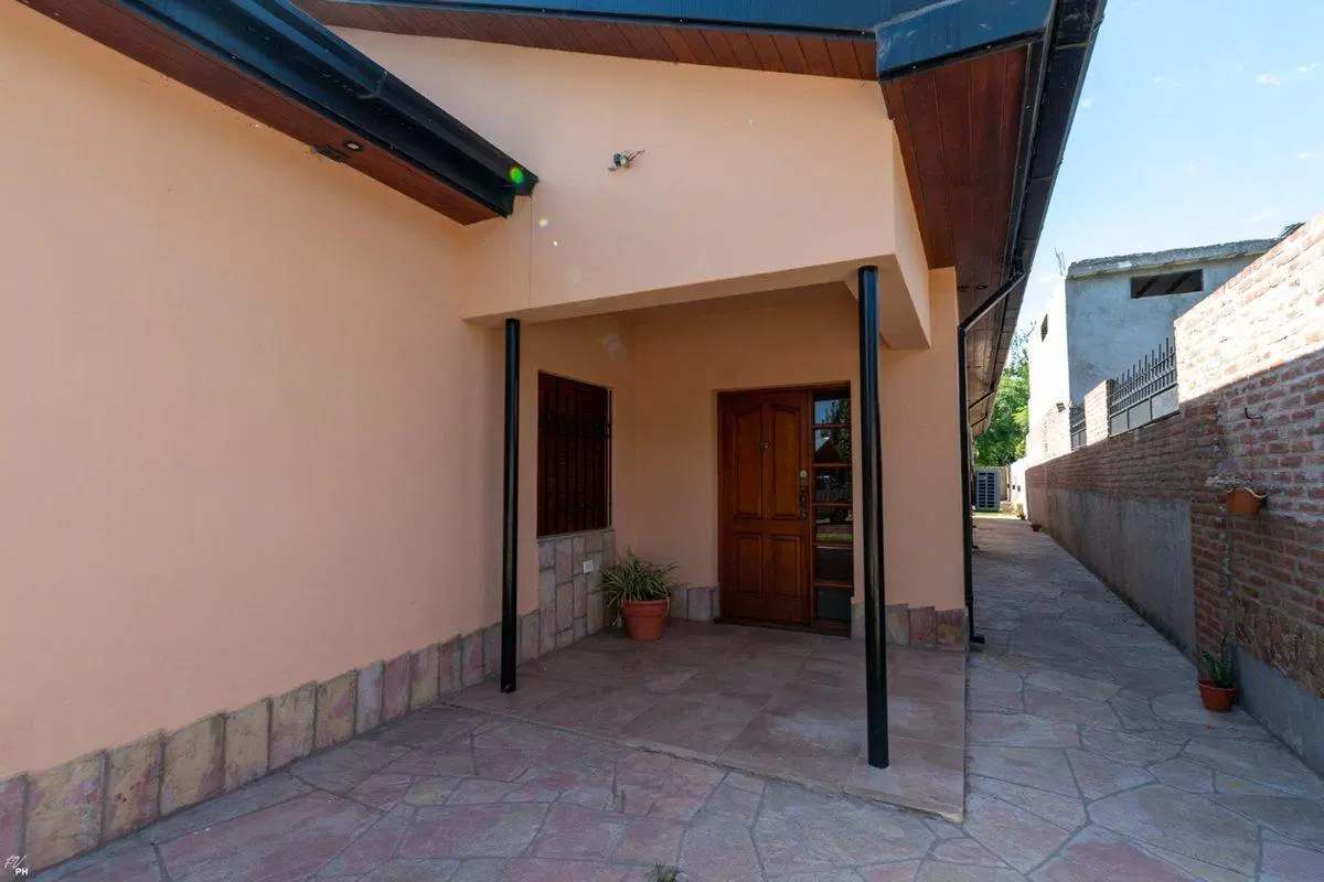 CASA DE 3 DORMITORIOS CON COCHERA EN VILLA AMELIA 4