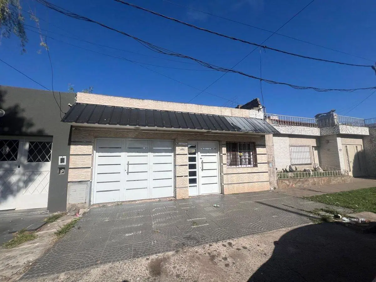 VENTA CASA AL FRENTE UN DORMITORIO 4
