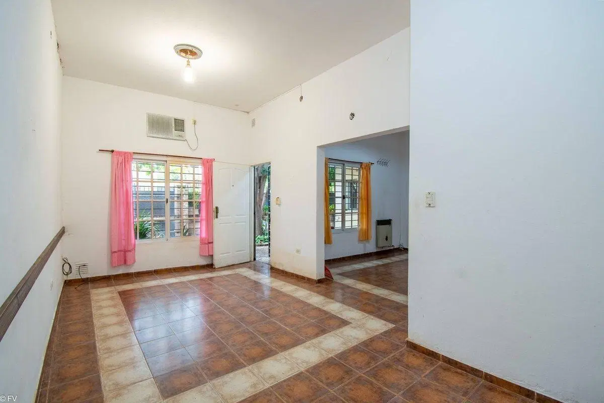 CASA EN VENTA CON PATIO Y COCHERA LA FLORIDA 8