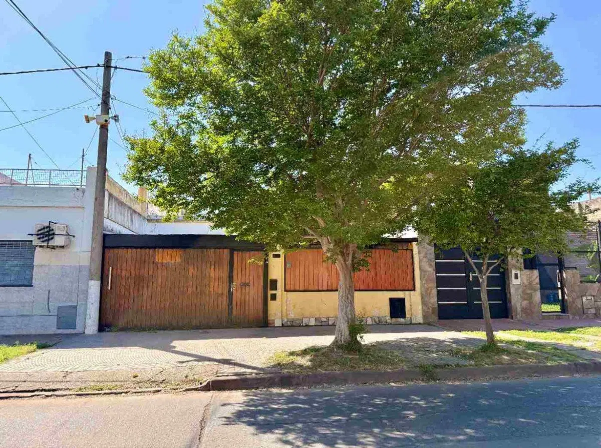 VENTA CASA 3 DORMITORIOS CON PATIO Y COCHERA 5