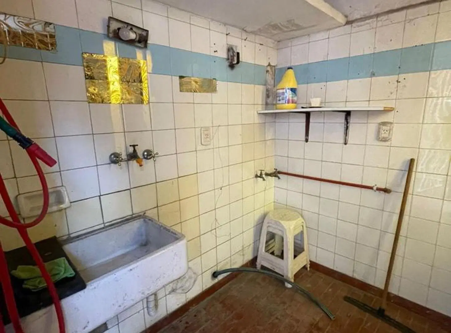 EN VENTA CASA A REFACCIONAR 4 DORM CON COCHERA 8