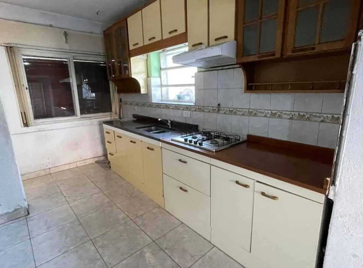 EN VENTA CASA A REFACCIONAR 4 DORM CON COCHERA 4