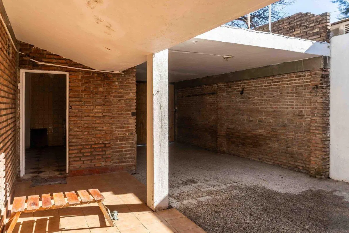 Importante casa en G. Baigorria en esquina 2
