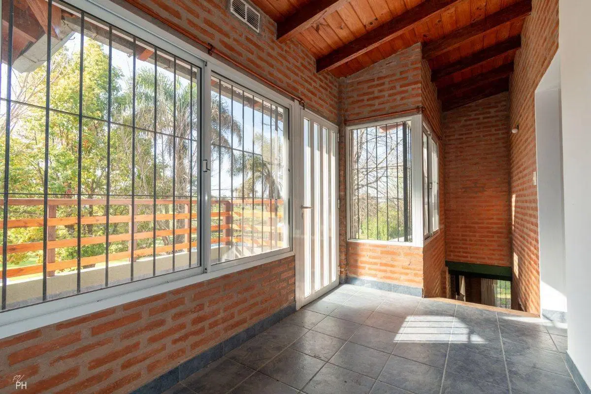 CASA EN VENTA DE 3 DORMITORIOS Y PILETA EN ROLDÁN 5