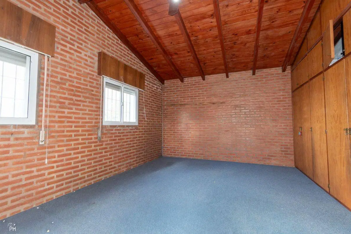 CASA EN VENTA DE 3 DORMITORIOS Y PILETA EN ROLDÁN 8
