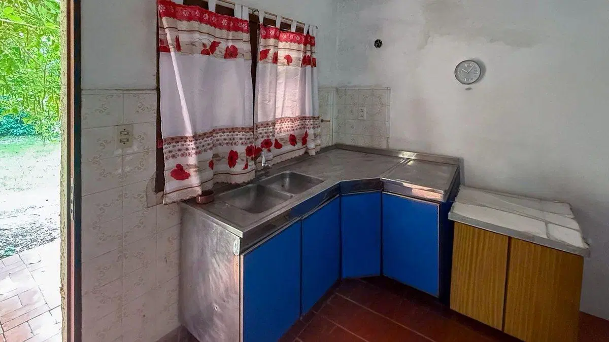 Casa Venta en Oliveros con amplio parque y pileta 2