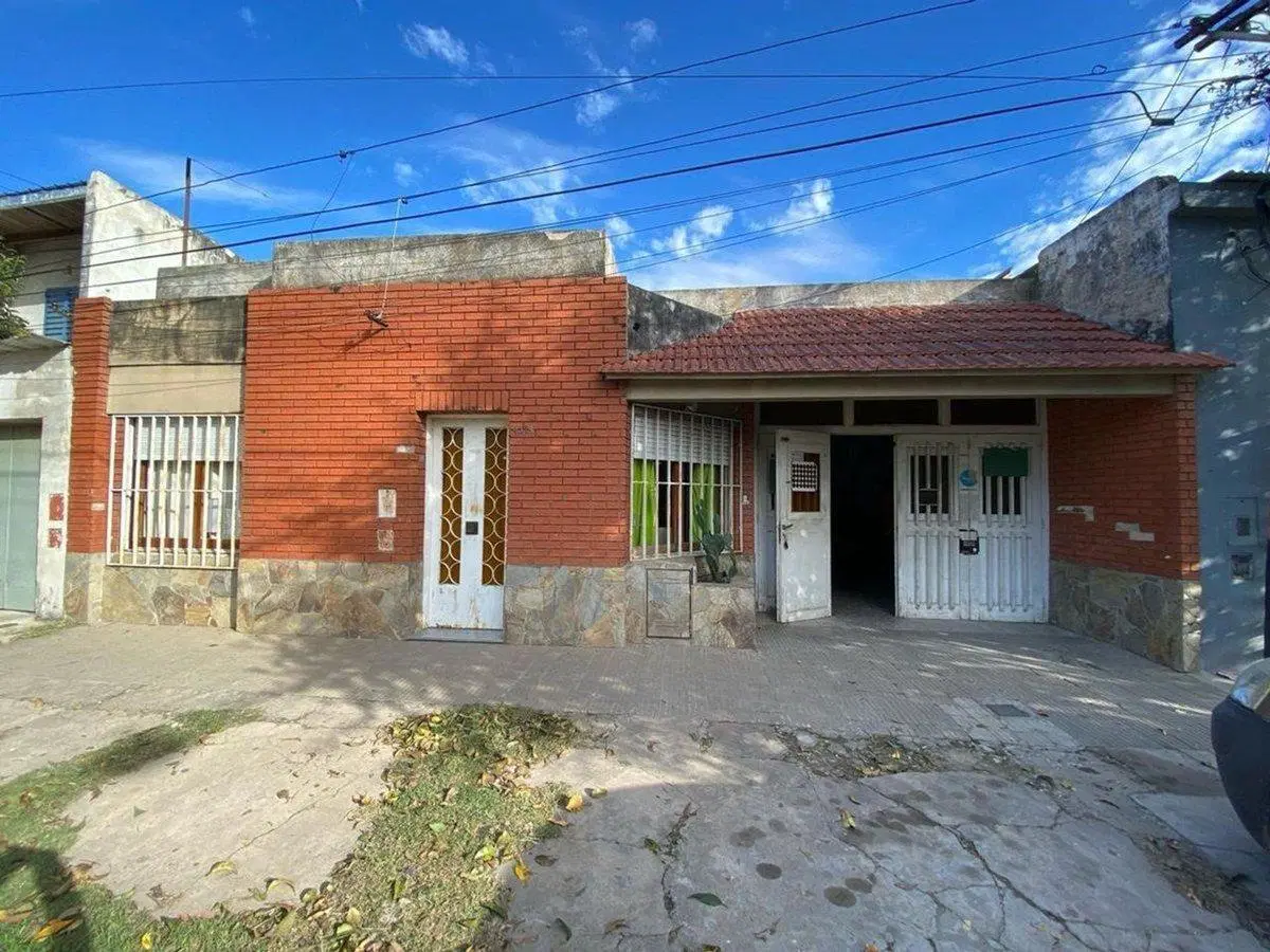 VENTA CASA 3 DORMITORIOS CON PATIO Y COCHERA 2