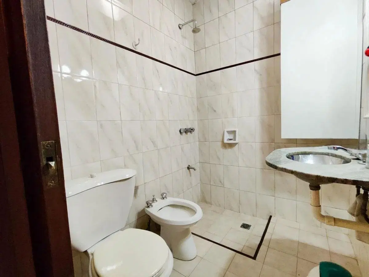 VENTA CASA 3 DORMITORIOS CON PATIO Y COCHERA 5