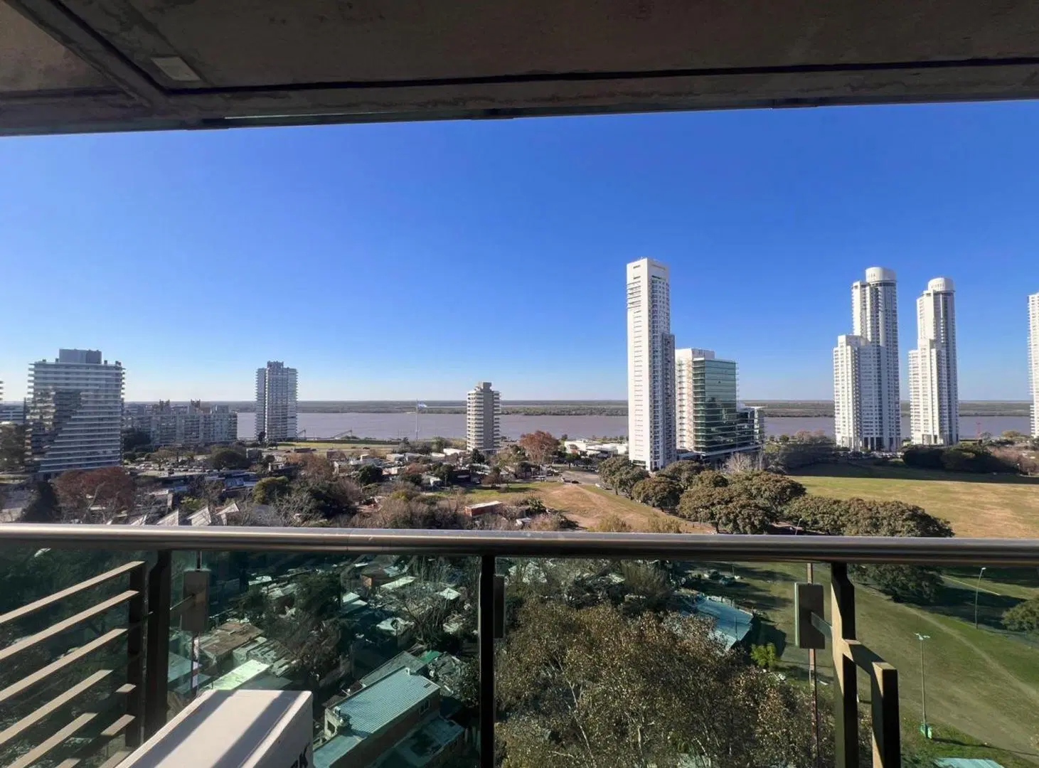ALQUILER DEPTO DE TRES DORMITORIOS Y COCHERA CONDO 3