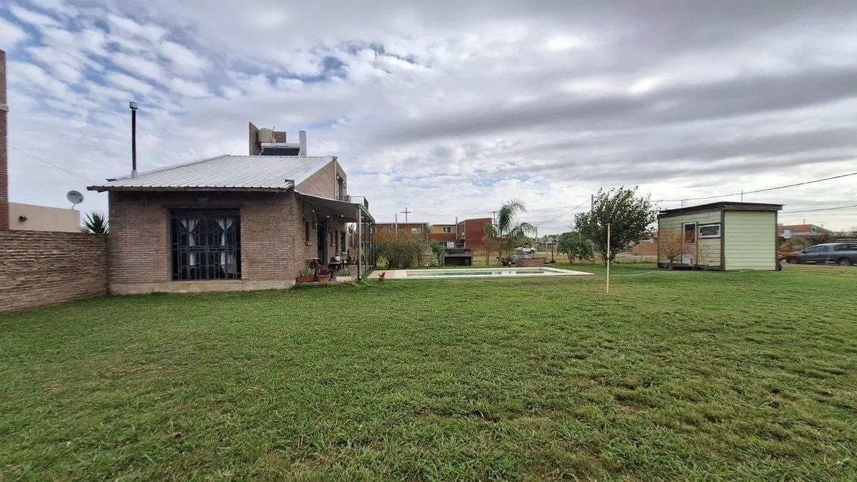 CASA CON PARQUE Y PILETA FINCAS DE IBARLUCEA 2