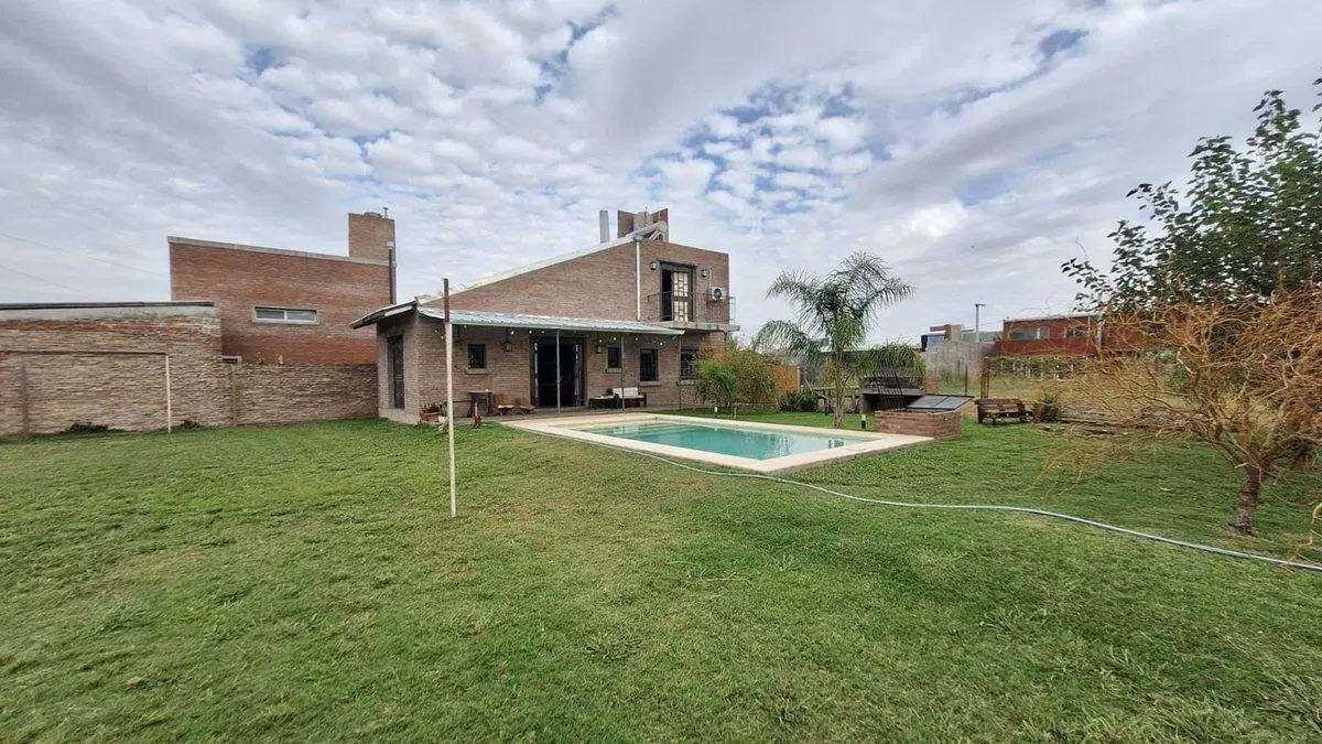 CASA CON PARQUE Y PILETA FINCAS DE IBARLUCEA 8