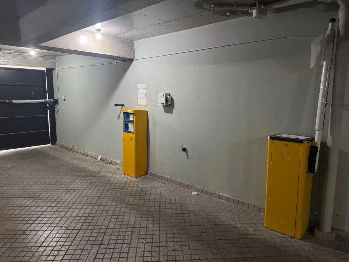 VENTA - COCHERA SOBRE AV. PELLEGRINI - TRIBUNALES 8