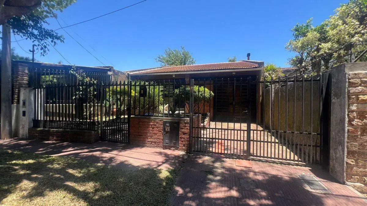 CASA EN VENTA 3 DORMITORIOS CON COCHERA LA FLORIDA 5