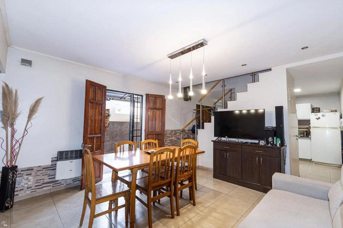Foto de CASA EN VENTA 2 DORMITORIOS ESPAÑA Y HOSPITALES, imagen 1