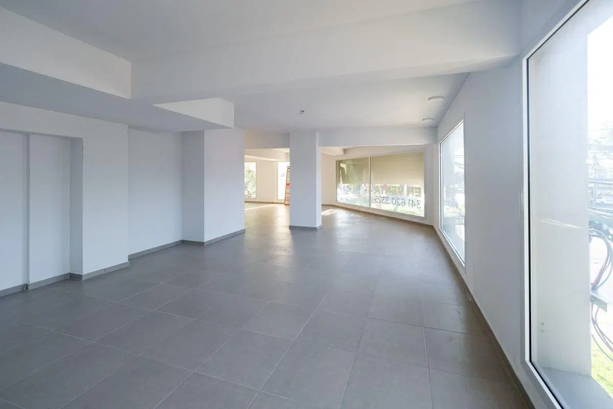 LOCAL COMERCIAL EN VENTA  EN ESQUINA 3