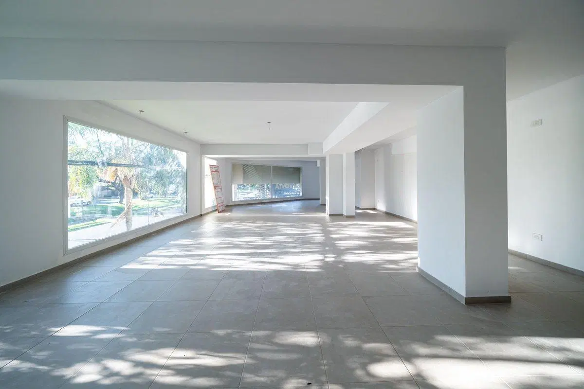LOCAL COMERCIAL EN VENTA  EN ESQUINA 2