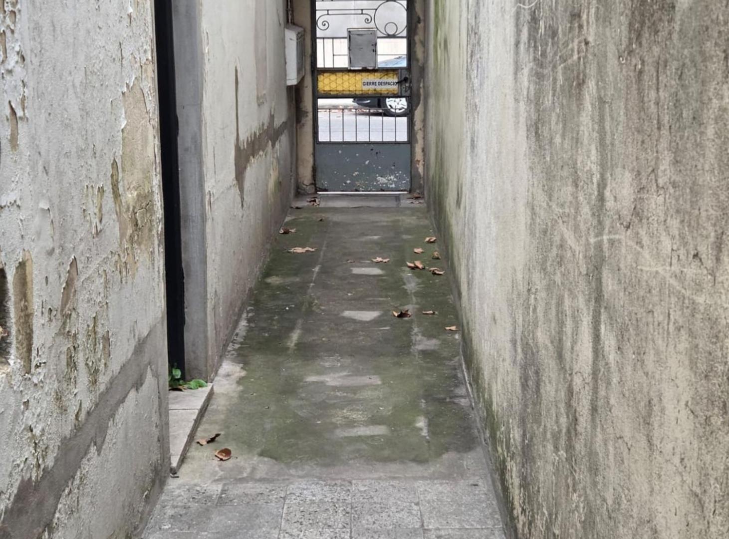 Foto de VENTA PASILLO DOS DORMITORIOS A RECICLAR, imagen 5