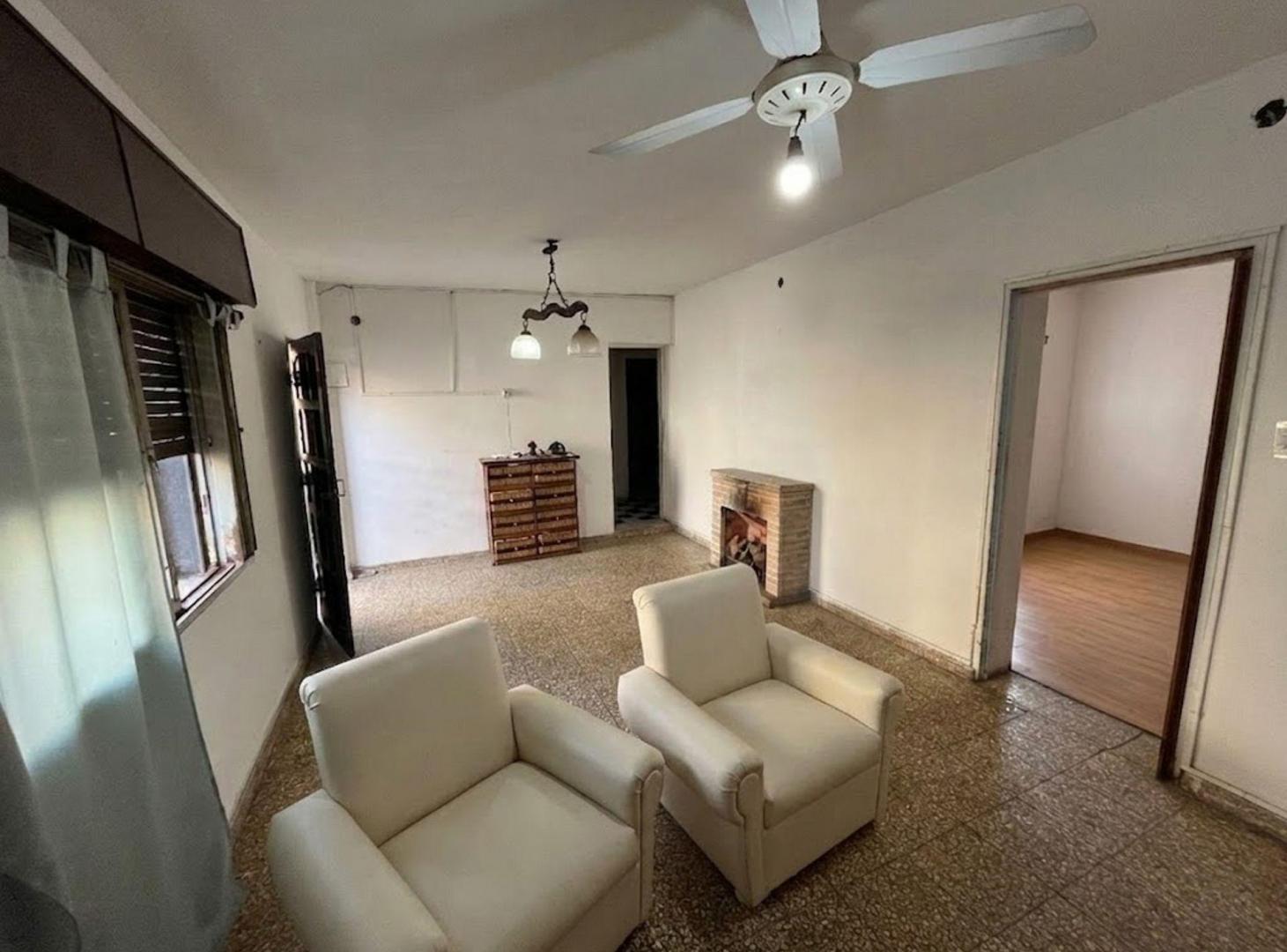 Foto de CASA EN VENTA 4 DORMITORIOS BARRIO JORGE CURA, imagen 2