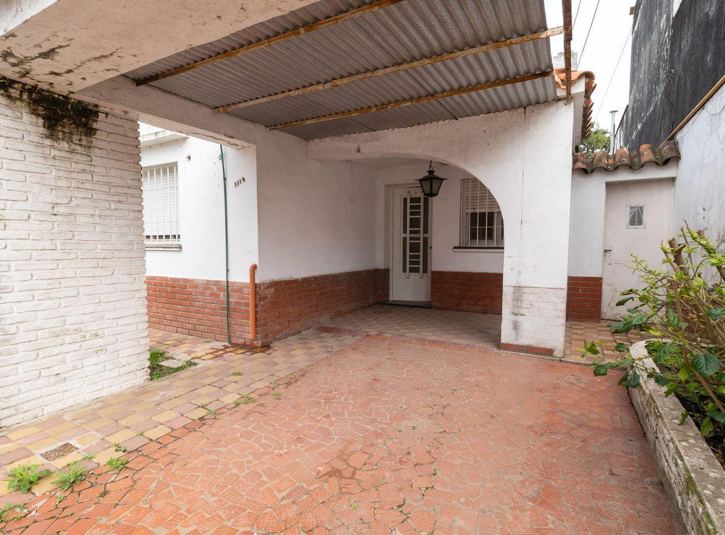 Foto de CASA EN VENTA 2 DORMITORIOS JARDIN COCHERA ALBERDI, imagen 4