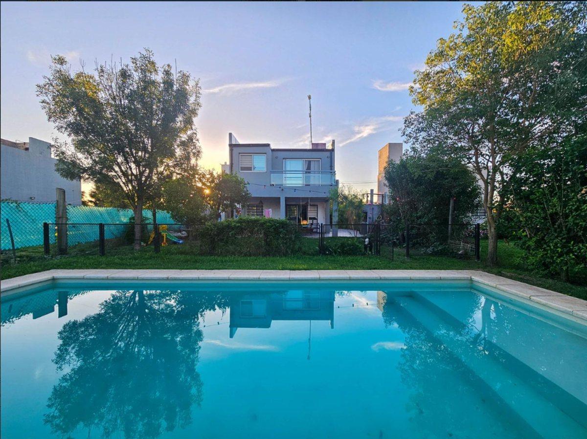 Foto de VENTA CASA CON PILETA EN FUNES TOWN, imagen 1